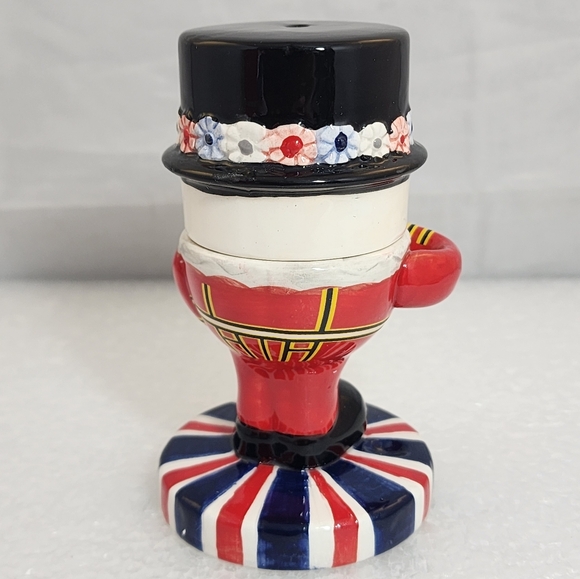 Beefeater Ceramic Egg Cup with Spoon & Salt Shaker - Picture 6 of 12